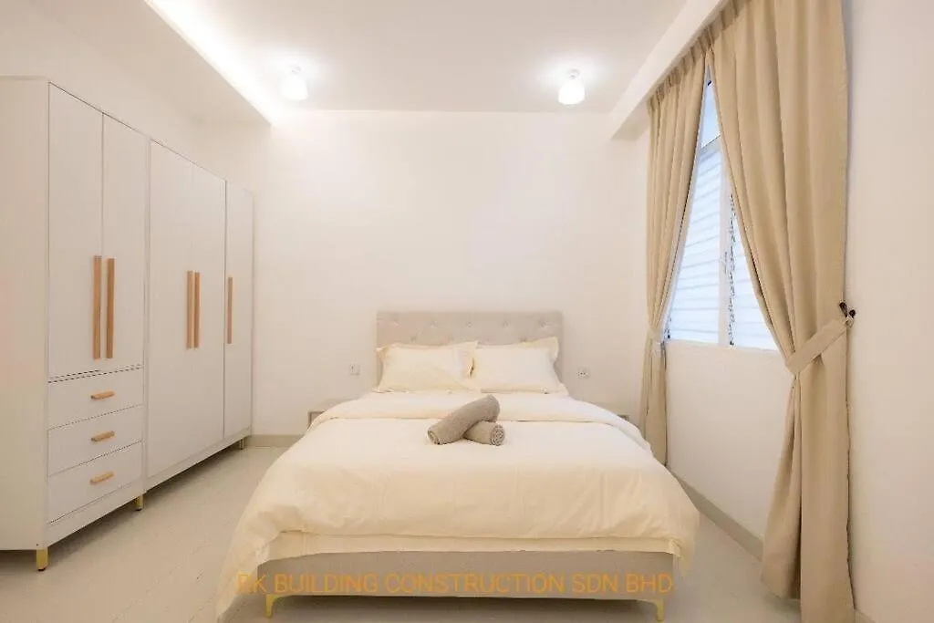 White House Semi D 6Room 12Pax Butterworth 0*,
